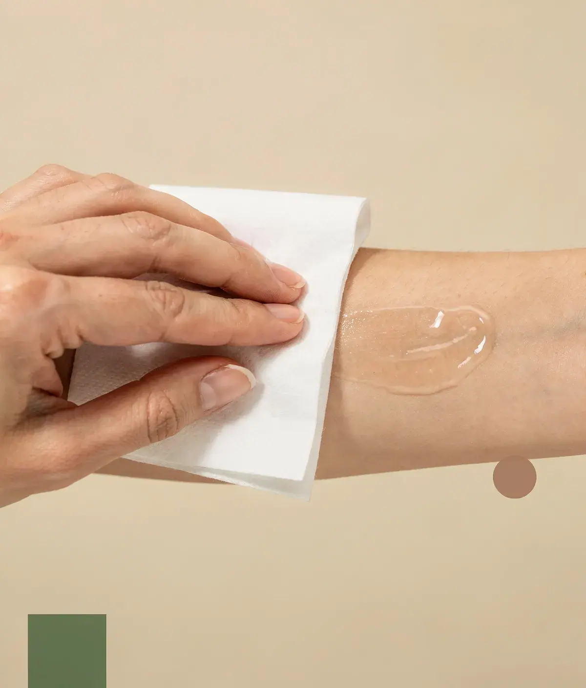Mano presionando un pañuelo de papel sobre la piel para evaluar si la crema corporal deja residuo.