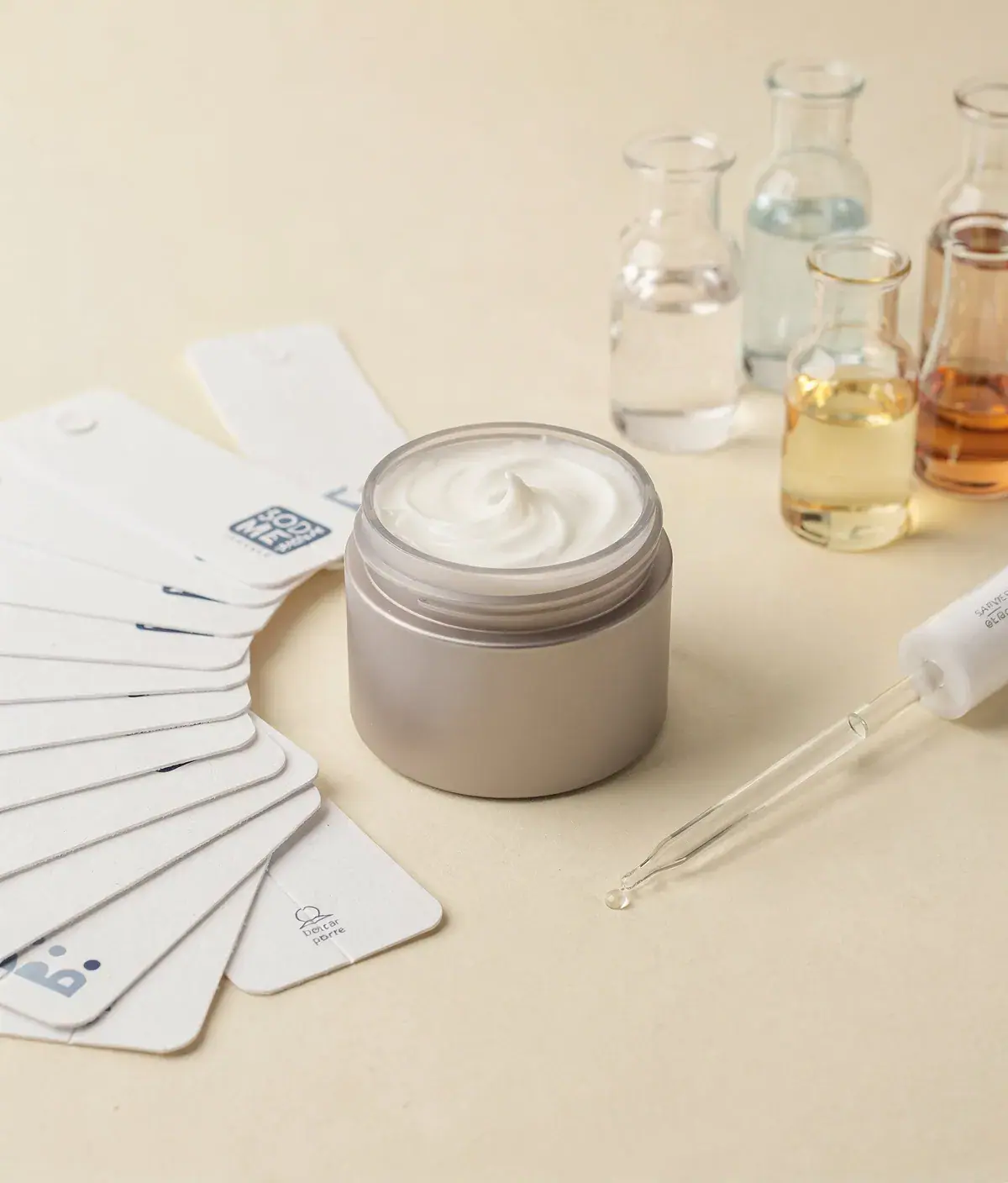 Crema corporal y material de laboratorio cosmético con tarjetas olfativas.  