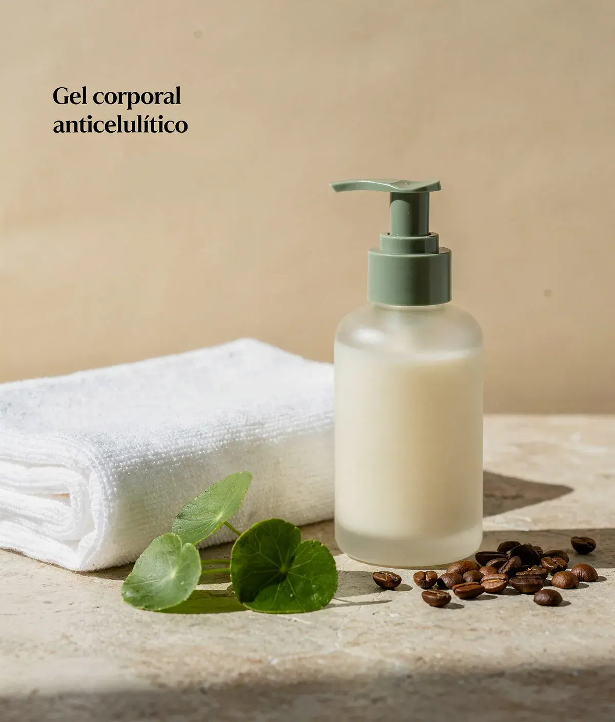 Gel corporal anticelulítico en botella de vidrio sobre una bandeja clara con hojas de centella y granos de café.